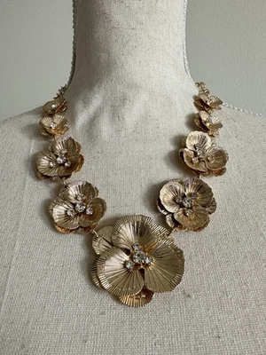Natasha Statement 项链 – 金色花卉设计带水晶装饰  — 第 1/4 张图片