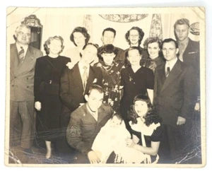 Foto di famiglia vintage in bianco e nero ad una festa di battesimo - Foto 1 di 2
