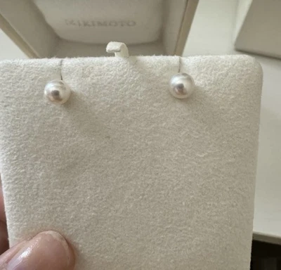18k AA grade Mikimoto Akoya Pearl Stud Earrings 5.5-6mm Yellow Gold - image 1 of 4