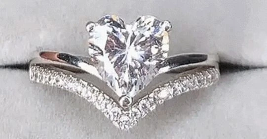 ANELLO CON ZIRCONE A CUORE E STRASS PLACCATO ARGENTO MISURA 15 - Immagine 1 di 1