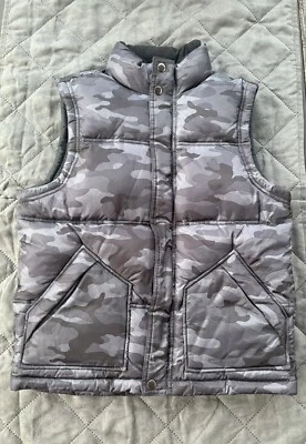 Chaleco acolchado de camuflaje Gap Boys varios tonos de gris talla grande 10, usado en excelente estado Foto 1 de 4