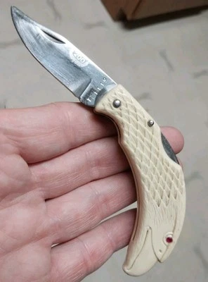 Cuchillo CABEZA DE ÁGUILA de colección hecho en Taiwán 200 hoja grabada Foto 1 de 4