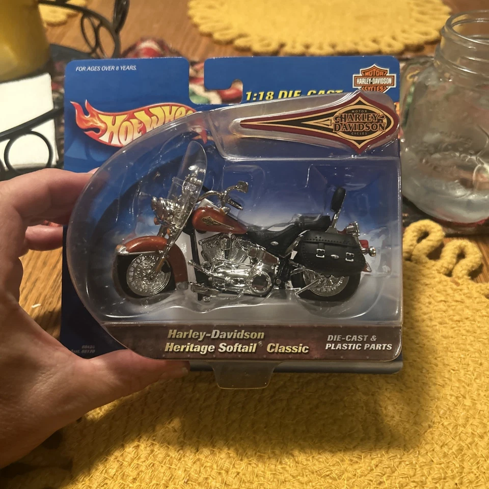 "Moto clásica Hot Wheels Harley-Davidson Heritage Softail escala 1:18 5""" Foto 1 de 1