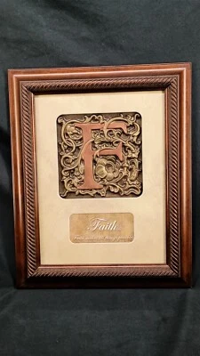 Decoração para casa arte de parede emoldurada a letra "F" FÉ 12 pol X 15 pol tom bronze  - Imagem 1 de 4
