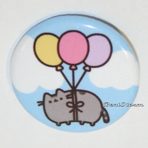 Pusheen Facebook Gato Globos Nubes Cielo 1 1/4" Pin Pin Pinback Botón Licenciado NUEVO - Imagen 1 de 1