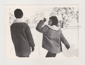 Gesichtsloser junger Mann & fröhliche hübsche tanzende Frau Schnee schönes Schnappschussfoto - Bild 1 von 7