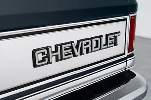 NUEVO Emblema Trasera Panel de Recorte Panel de Recorte Conjunto de Letras / Para 81-87 Chevy C/K Truck 9654 - Imagen 1 de 13