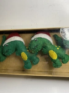 NOVOGRATZ HOLIDAY Navidad Fieltro Relleno GUIRNALDA DE DINOSAURIOS CON Sombreros de Papá Noel 6 pies NUEVO - Imagen 1 de 7