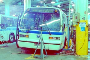ORIGINALE KODACHROME SLIDE NYC BUS 1982 GM RTS #PA2631 NOCE BASE NEGOZIO 30/04/94 - Foto 1 di 1
