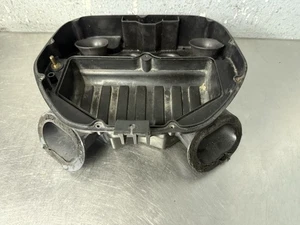 SUZUKI GSXR 600 2004-2005 OEM AIRBOX CAJA DE FILTRO DE ADMISIÓN DE AIRE CAJA mitad inferior - Imagen 1 de 6