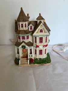 Lemax Caddington Village Daniels House beleuchtetes Weihnachtshaus Beschreibung lesen - Bild 1 von 4