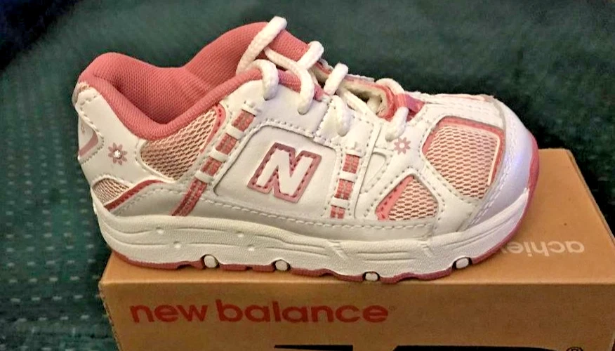Niñas Tenis Cuero Corbata Blanco y Rosa New Balance Niñas Pequeñas Talla 7 1/2 M Foto 1 de 4