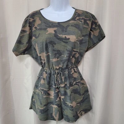Romper de malha Daytrip feminino tamanho pequeno verde bronzeado camuflagem cintura amarrada falsa - Imagem 1 de 4