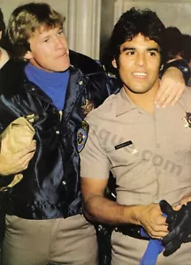 1979 Erik Estrada Larry Wilcox Chips Idols MAGAZINE PHOTO Fan Gift Idea (3617) - Afbeelding 1 van 1