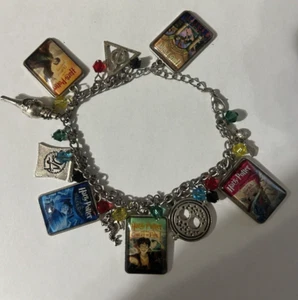 Harry Potter Charm Bracelet Books Liquid Luck Snitch Missing One Book - Imagen 1 de 2