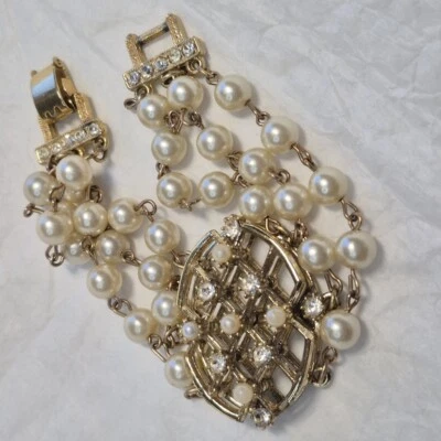 Pulsera de perlas vintage de 3 hilos con estrás blanco cartucho central tono dorado 7" Foto 1 de 4