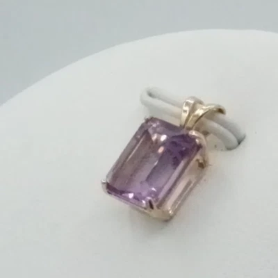 Colgante de piedras preciosas amatista púrpura corte esmeralda oro amarillo 14K firmado por MEI Foto 1 de 4