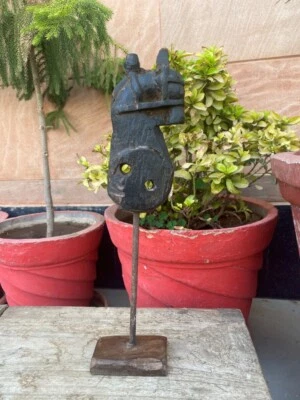  Figura de cavalo preto antiga madeira fina esculpida à mão com suporte base de madeira - Imagem 1 de 4