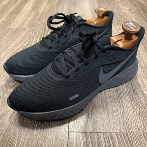 Nike Revolution 5 Damengröße 9,5 dreifach schwarz Laufschuhe BQ3207-001 - Bild 1 von 11