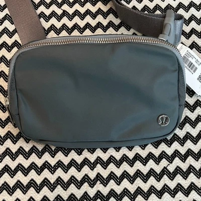NUEVO CON ETIQUETAS OG Bolso Cinturón Gris Asfalto Lululemon Everywhere EBB 1L Foto 1 de 4