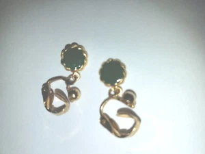 Modische Damen Ohrringe, goldfarbene Ohrringe, mit dunkelgrünem Stein. Clip Typ.  - Bild 1 von 3