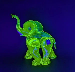RARE Murano Elephant Uranium/Vaseline Glass Seguso Very Bright Broken Tusk - Picture 1 of 12