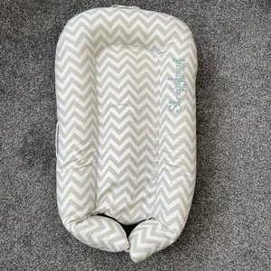 Sleepyhead Deluxe+ Plus Pod 0-8 Months With Chevron Pattern Cover - Bild 1 von 7