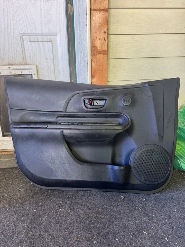 Toyota Prius C 2017 montaje de panel de puerta delantera de cuatro lados del conductor  Foto 1 de 2