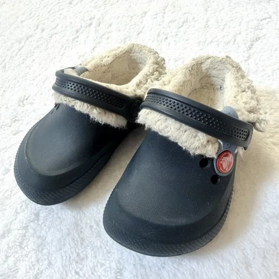 Crocs мальчиков стриженный мех линия сабо туфли темно-синий детский размер 6 / 7 теплый - Изображение 1 из 4