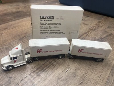 1/64 Ertl Blanco Hyman Freightways Semi con Doble Cachorro Remolques Volvo Foto 1 de 4