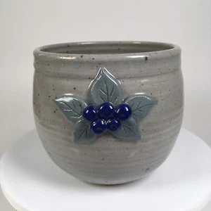 "Florero de cerámica de estudio arte cuenco recipiente firmado RJM detalles de arándanos aplicados 3,25"""  - Imagen 1 de 6