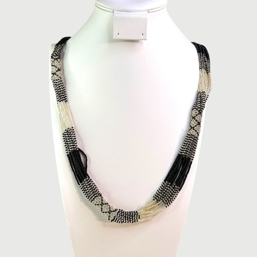 VETEMENTS Elegante collana di perline bianche e nere motivi geometrici e design ritorto OUC