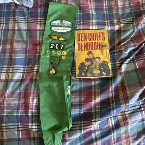 Vintage Pfadfinder Schärpe mit Abzeichen, Sternen, Patches und Den Chiefs Denbook - Bild 1 von 9