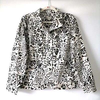 Chaqueta con botones Chico’s para mujer blanca negra con estampado de leopardo de las nieves talla 2 EE. UU. L Foto 1 de 4