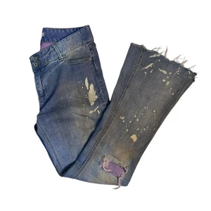 Pantalones de mezclilla acampanados con dobladillo crudo desgastados Free People Bleach Splatter talla 31 - Imagen 1 de 7
