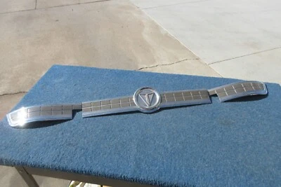 1965 1966 Plymouth Valiant Barracuda REAR WINDOW TRUNK HINGE COVER MOLDINGS TRIM Foto 1 de 4