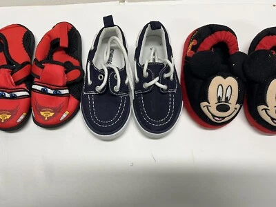 JUEGO DE 3 PARES DE ZAPATOS PARA NIÑOS PEQUEÑOS. TALLA 6 NIÑOS.  MICKEY MOUSE, COCHES Y GYMBOREE Foto 1 de 4