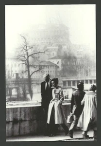 Foto postal reproducción Audrey Hepburn de Hubert De Givenchy 1984 con nota - Imagen 1 de 2