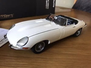 Jaguar E-Type Roadster Séries 1, Couleur crème AUTOart 1/18 - Foto 1 di 15