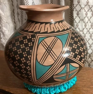 Beautiful Mata Ortiz 6.5” Tall Hand Made Pot By Martha Villapando - Picture 1 of 8