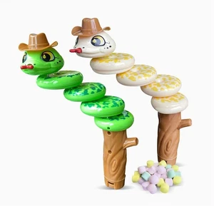 Cowboy Snake mit Pfeife und Süßigkeiten im Griff - Bild 1 von 3