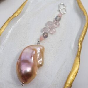 pendentif délicat en perle de culture baroque pierre précieuse opale labradorite