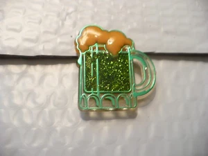 ON- A GREEN MUG OF BEER PLASTIC PINBACK BROOCH #27623 (REAL NICE!! - Picture 1 of 8