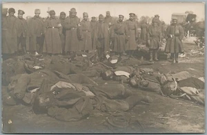 CAMPO DE BATALLA RUSO DE LA PRIMERA GUERRA MUNDIAL con CUERPOS MUERTOS ANTIGUA FOTO REAL POSTAL RPPC - Imagen 1 de 2