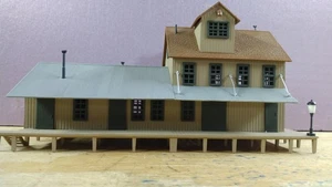 HO BUILT WAREHOUSE/LOADING DOCK W LIGHTS FRESH VERY BUILD NICE PAINT/BUILD! - Picture 1 of 9