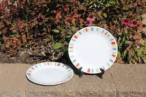 Juego de 2 platos de cena Corelle Payden 101/4" en muy buen estado rojo verde azul amarillo - Imagen 1 de 5