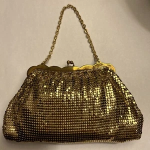 Vintage Whiting & Davis Gold Mesh Chain Evening Bag Purse Kiss Clasp & Mirror - Picture 1 of 13