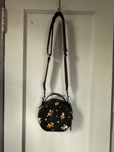 Nuevo sin etiquetas bandolera Coach CM846 Disney X Coach Cantina con estampado navideño negra multi - Imagen 1 de 10