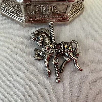 Broche prendedor vintage firmado DANSECRAFT carrusel caballo pedrería tono plata Foto 1 de 4