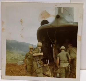 Vietnam War Era Original Color Kodak Snapshot Soldiers at Transport RRP 85 - Picture 1 of 5